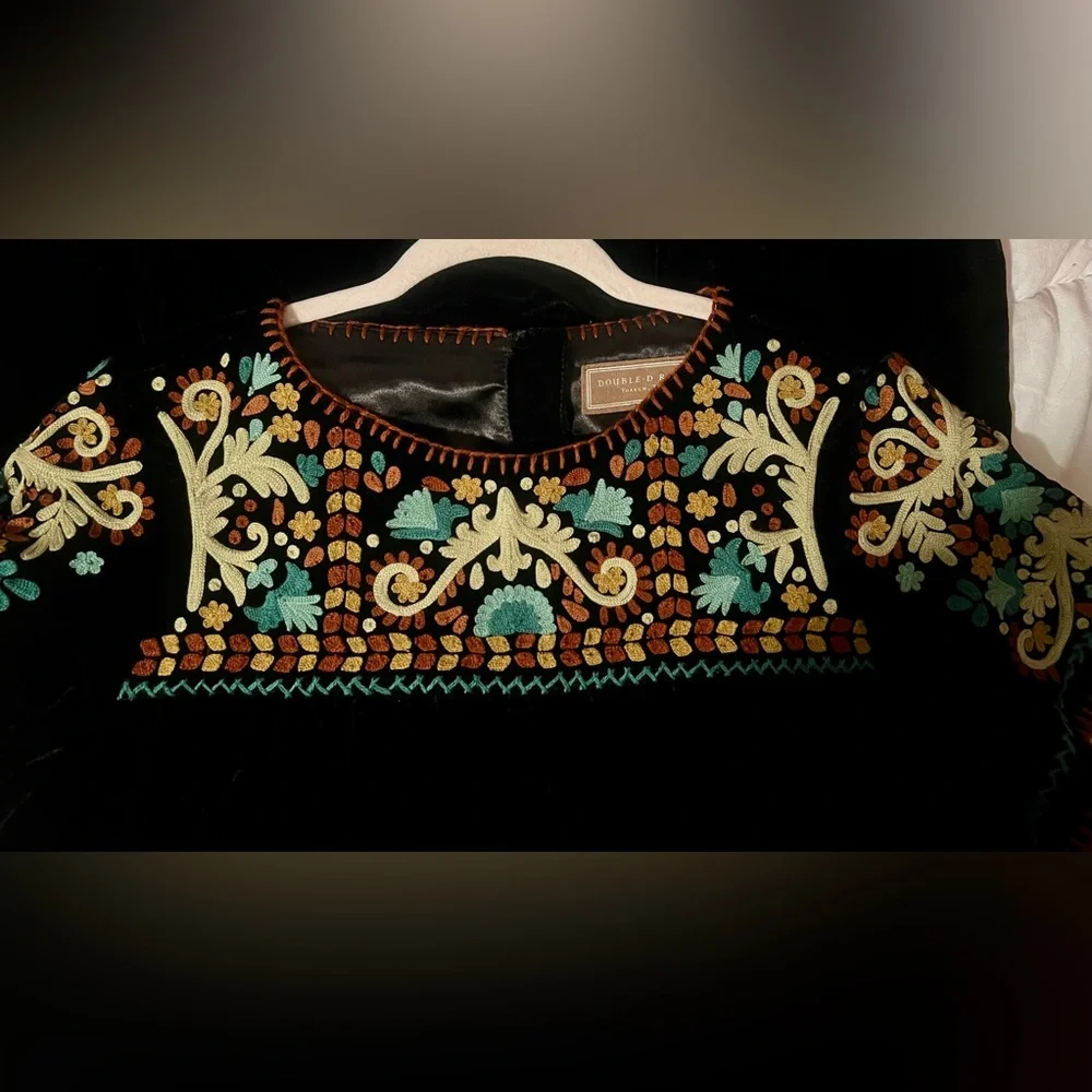 Elegant Black Embroidered Dress - Picture 3 of 7